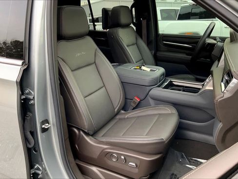 Used 2024 GMC Yukon Denali w/ Advanced Technology Package image 8