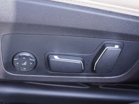 New 2025 BMW 330i Sedan w/ Premium Package image 23