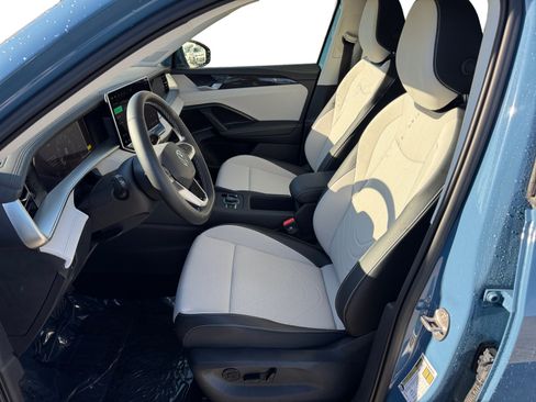 New 2025 Volkswagen Tiguan SE image 2