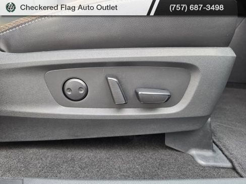 Used 2024 Nissan Pathfinder SL FWD image 46