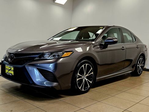 Used 2020 Toyota Camry SE image 2
