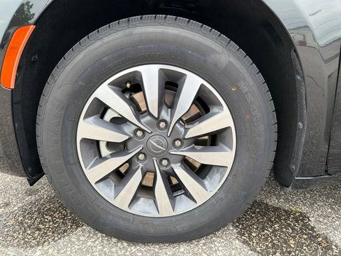 Used 2024 Chrysler Pacifica Limited FWD image 24