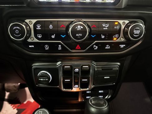 Used 2023 Jeep Wrangler Unlimited Sahara w/ Dual Top Group AWD/4WD image 32
