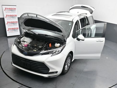 Used 2022 Toyota Sienna XLE image 26