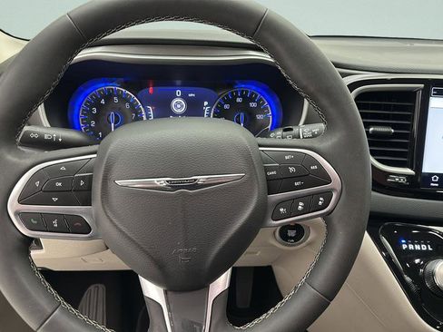 Used 2024 Chrysler Pacifica Touring-L FWD image 15
