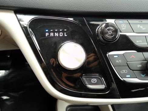 Used 2023 Chrysler Pacifica Touring-L FWD image 49