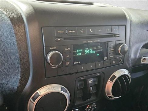 Used 2015 Jeep Wrangler Unlimited Sahara w/ Connectivity Group AWD/4WD image 13