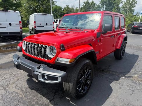 Used 2025 Jeep Wrangler Unlimited Sahara w/ Safety Group AWD/4WD image 7