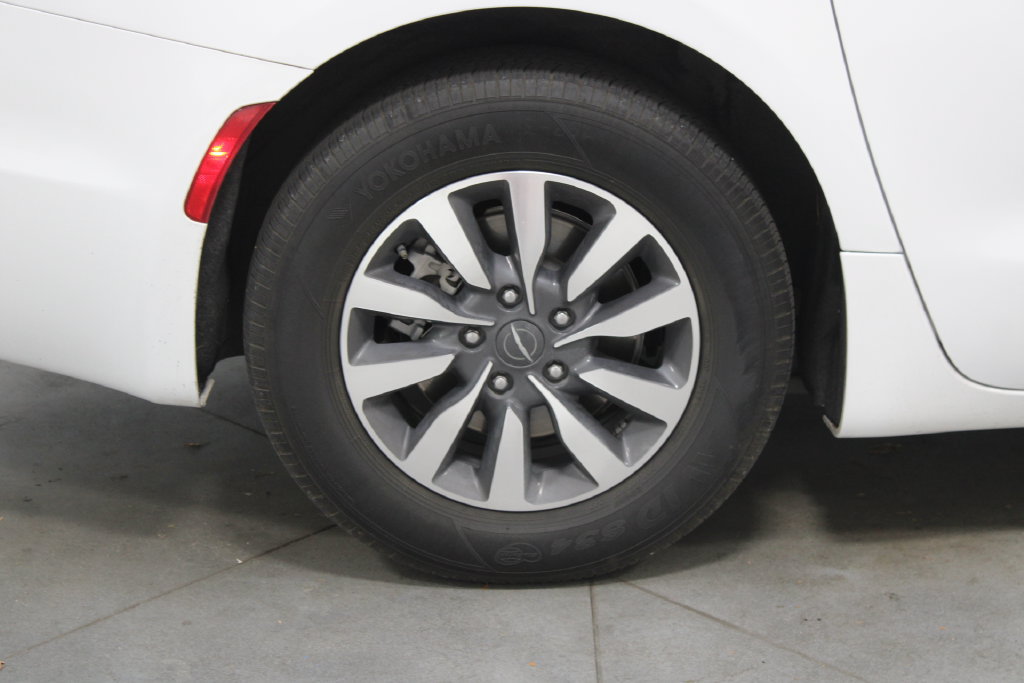 Used 2023 Chrysler Pacifica Touring-L FWD image 12