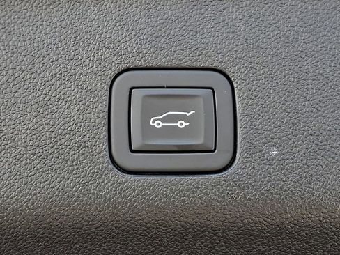 Used 2025 Chevrolet Tahoe High Country image 33