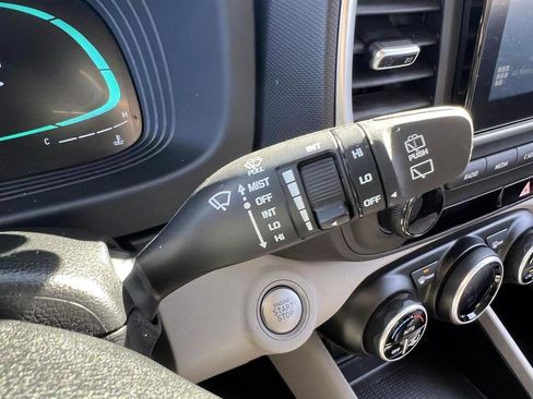Used 2025 Hyundai Venue SEL FWD image 30