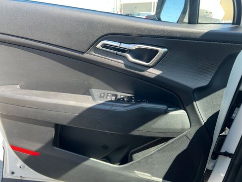 Used 2025 Kia Sportage LX image 18