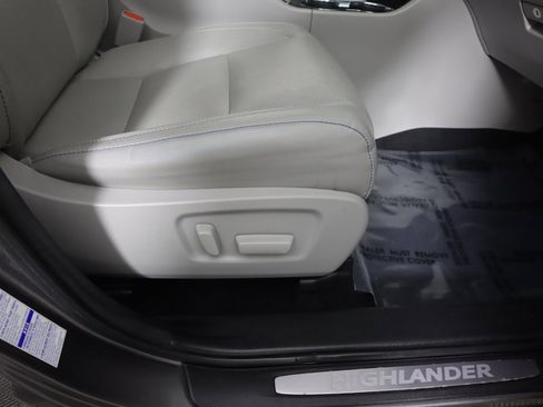 Used 2018 Toyota Highlander Limited image 34