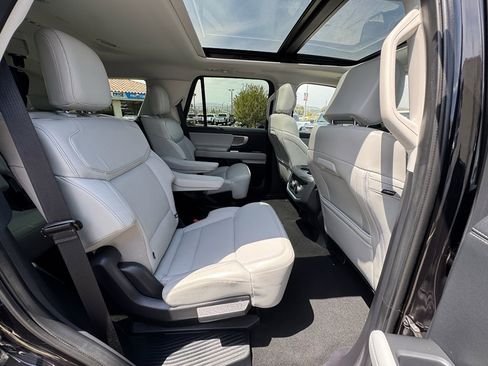 Used 2025 Ford Expedition Platinum AWD/4WD image 26