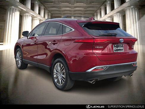 Used 2021 Toyota Venza XLE image 7