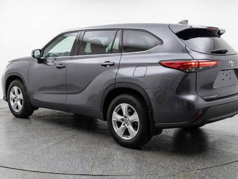 Used 2025 Toyota Highlander LE FWD image 6