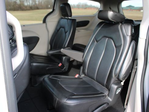 Used 2023 Chrysler Pacifica Touring-L image 18