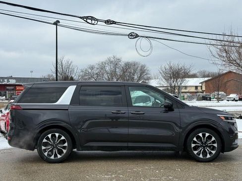 Used 2024 Kia Carnival EX image 2