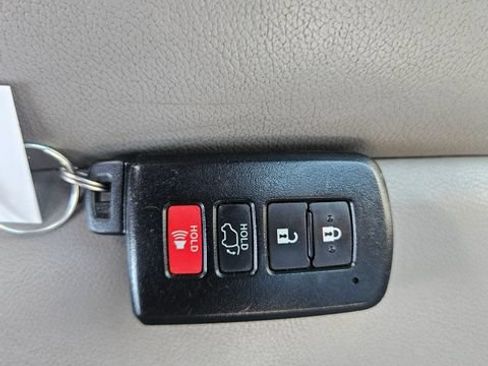 Used 2019 Toyota Highlander XLE FWD image 29