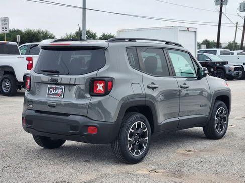 Used 2023 Jeep Renegade Latitude AWD/4WD image 7