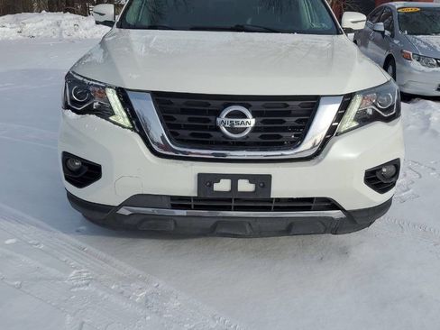 Used 2017 Nissan Pathfinder Platinum image 2