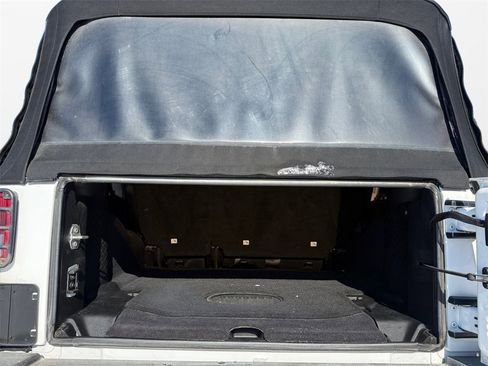 Used 2015 Jeep Wrangler Unlimited Rubicon w/ Connectivity Group image 18