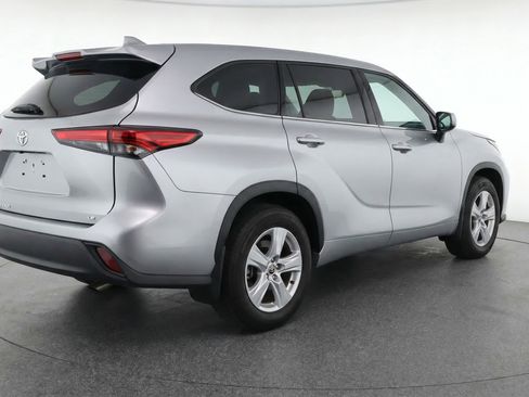 Used 2025 Toyota Highlander LE FWD image 9