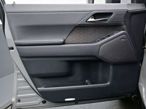 Used 2025 Lexus GX 550 w/ Accessory Package (2T) AWD/4WD image 9