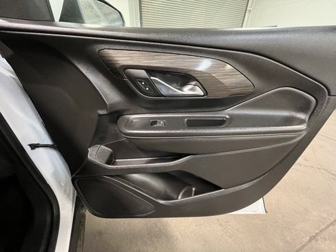 Used 2024 GMC Terrain SLT image 11