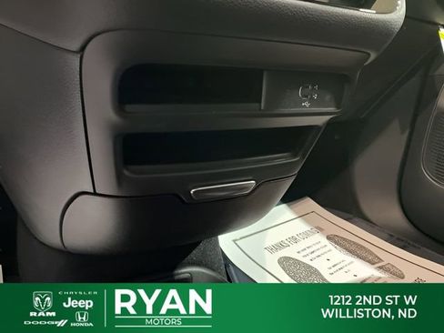 New 2026 Chrysler Pacifica Select AWD/4WD image 30