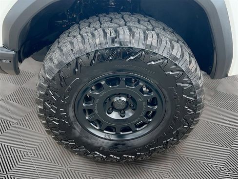 Used 2023 GMC Canyon AT4 image 31