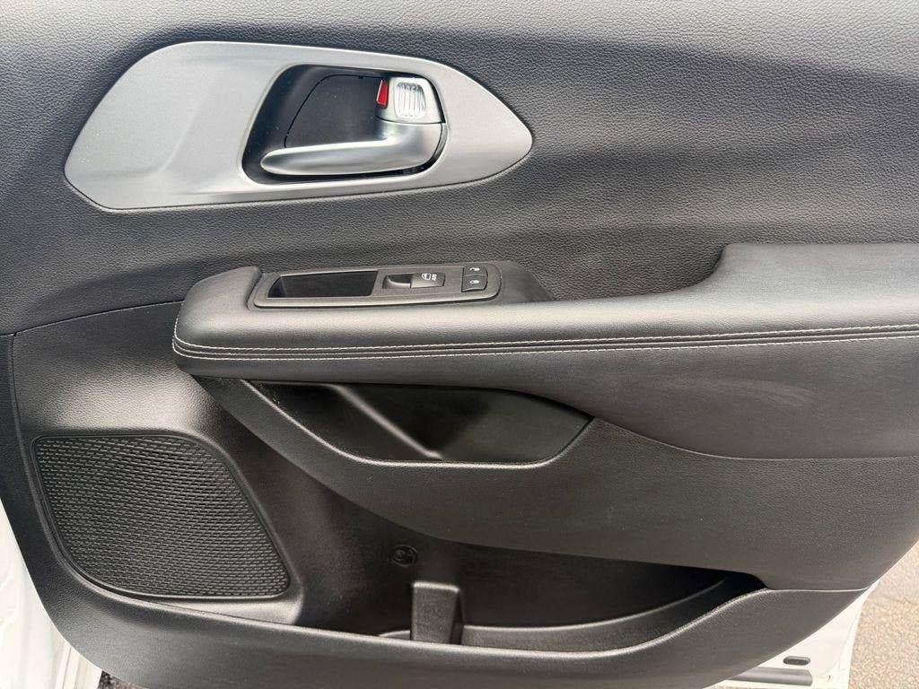 Used 2025 Chrysler Pacifica Limited FWD image 17