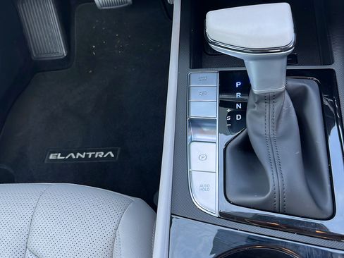 Certified 2025 Hyundai Elantra Limited FWD image 21