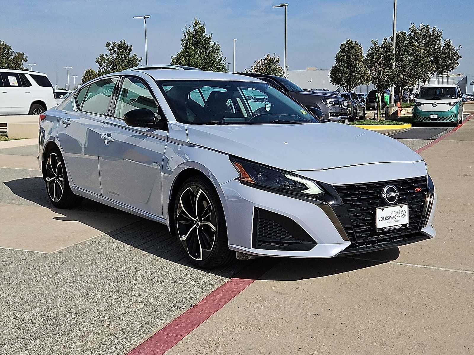 Used 2024 Nissan Altima 2.5 SR FWD image 2