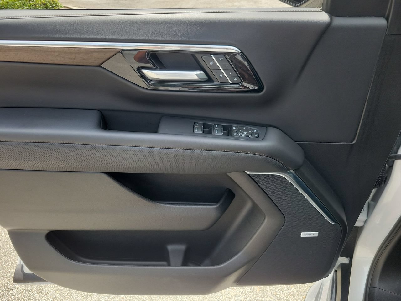 Used 2025 Chevrolet Suburban High Country RWD image 13