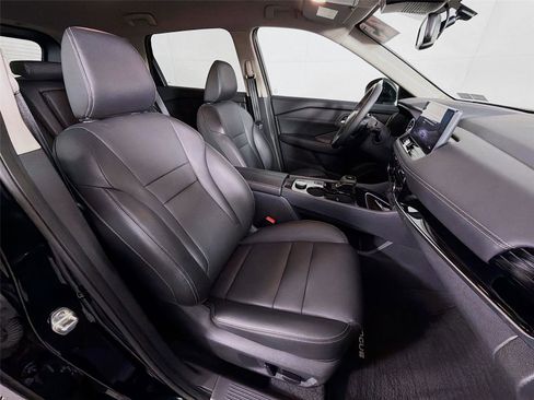 Used 2025 Nissan Rogue SL AWD/4WD image 29