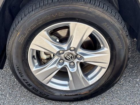 Used 2025 Toyota RAV4 XLE AWD/4WD image 15