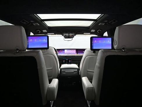 Used 2025 Cadillac Escalade ESV Sport Platinum w/ LPO, Floor Liner Package AWD/4WD image 38