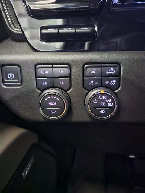 Used 2024 Chevrolet Silverado 2500 ZR2 w/ Technology Package AWD/4WD image 34