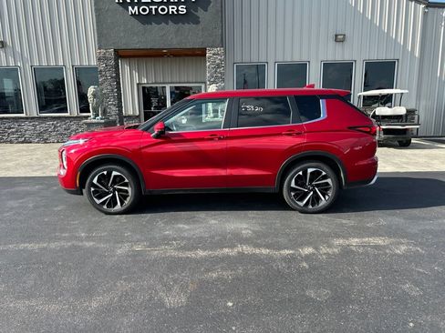 Used 2024 Mitsubishi Outlander AWD image 2
