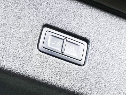 Used 2025 Audi Q8 Premium image 29