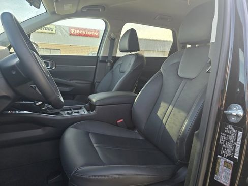 Used 2025 Kia Sorento S image 10