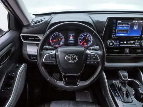 Used 2020 Toyota Highlander LE image 19