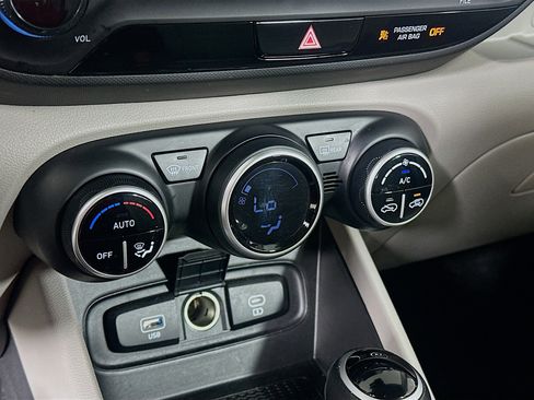 Used 2025 Hyundai Venue SEL FWD image 22
