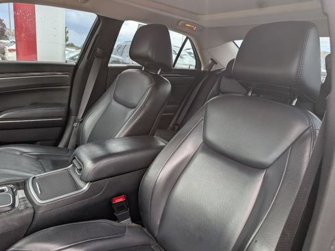 Used 2016 Chrysler 300 Limited RWD image 8
