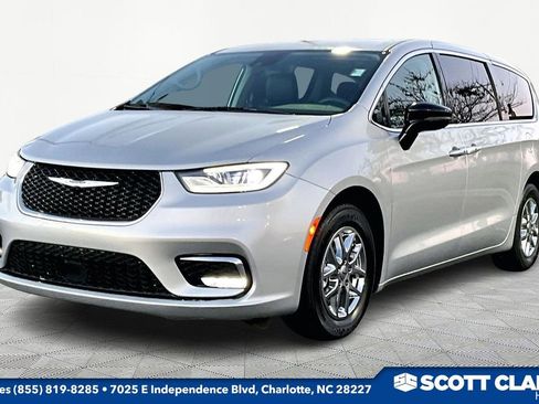 Used 2024 Chrysler Pacifica Touring-L image 3