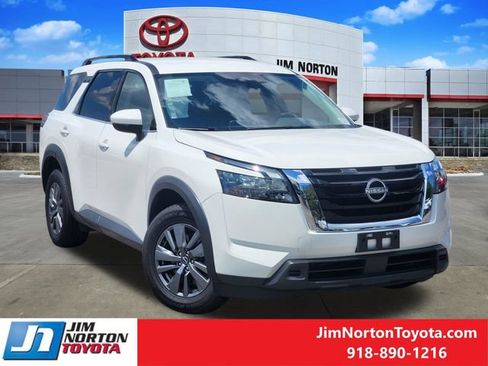 Used 2025 Nissan Pathfinder SV AWD/4WD image 2