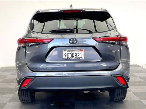 Used 2023 Toyota Highlander XLE FWD image 3