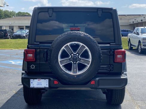 Used 2021 Jeep Wrangler Unlimited Sahara AWD/4WD image 4