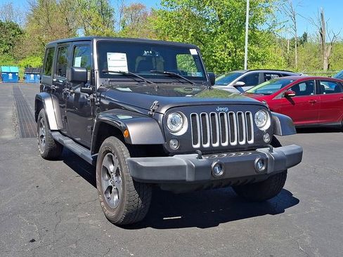 Used 2017 Jeep Wrangler Unlimited Sahara w/ Connectivity Group AWD/4WD image 2